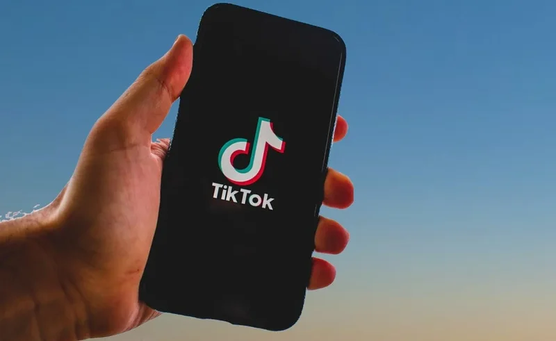 “TikTok, i lidhur me Kinën dhe Rusinë”, si vendet e fuqishme perëndimore e kanë ndaluar platformën: Dyshime për…