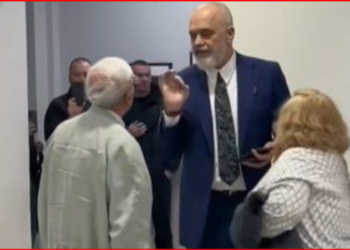VIDEO / ‘I kam dhënë lekë doktorit’, Rama debaton me qytetaren pas emisionit: Ti je demokrate safi