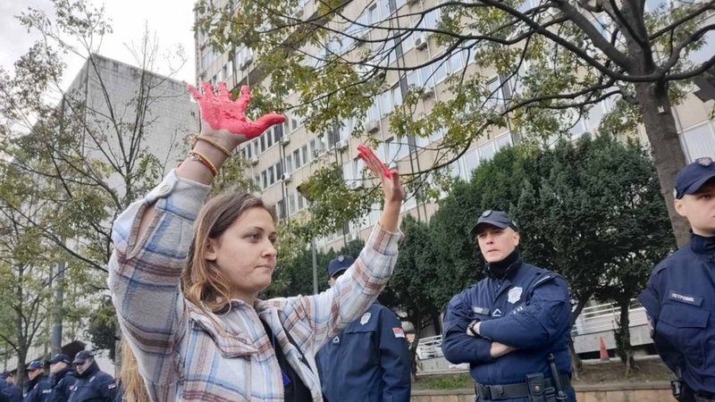 “Krim, jo tragjedi”, qindra protestues kërkojnë përgjegjësi prej autoriteteve për incidentin në Novi Sad