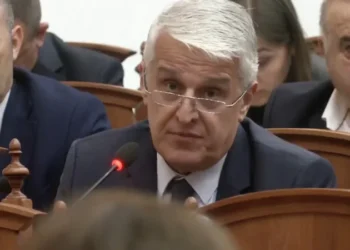 Majko, ironi me opozitën në Kuvend: Edhe unë, kur humbiste Flamurtari, e shaja nga nëna arbitrin…