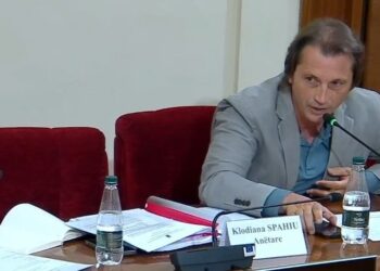 “Mbylle gojën ose do të,,,”/ Deputeti i PS sherr me Vokshin: Karriget ju frymëzojnë më shumë kur i digjni