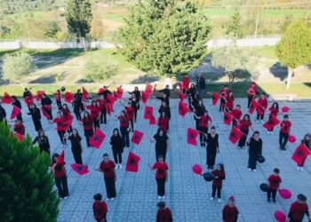 Festat e nëntorit/ Kryeministri Rama: Ngjyra kuqezi në aktivitetet kulturore dhe sportive në shkolla