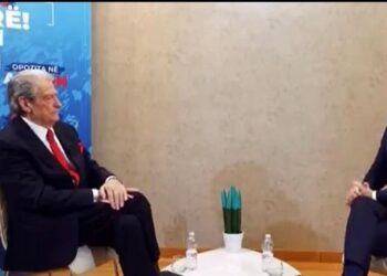 VIDEO / “Duhet të zbatonte vendimin e GJKKO”, Berisha sulmon Ivi Kason publikisht: S’ka kulturë kushtetuese