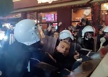 VIDEO / Policët i marrin frymën Nallbatit, deputeti i Berishës: O ju q*** motrat, merr kallashin o…