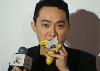 Të hash një banane 6.2 milionë dollarë/ Bossi i kriptomonedhave konsumon “veprën e artit” që bëri bujë