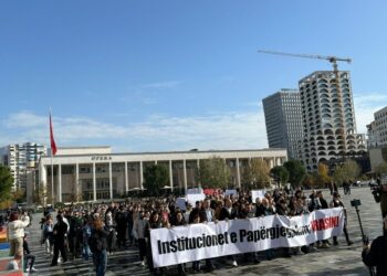 “Të tmerruar nga një përsëritje e rastit”/ Protesta për vrasjen e Martin Canit, qytetarët kërkojnë zbardhjen e  çështjes: Nuk heqim dorë!