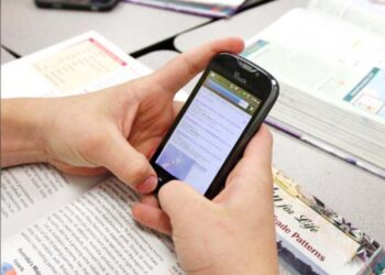 Mbi 10,000 nxënës pezullohen, shkak përdorimi i telefonave gjatë orëve të mësimit