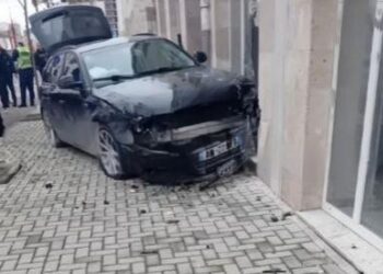 Aksident i rëndë në Vorë, përplasen ‘kokë më kokë’ dy mjete