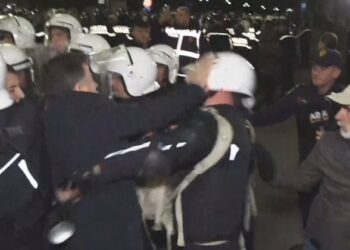 VIDEOLAJM / “Ec aty ti…”, momenti kur Flamur Noka godet policin në protestë