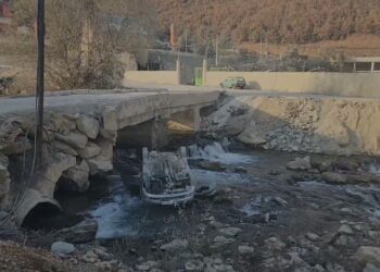 Aksident i rëndë në Bulqizë, makina del nga rruga dhe përfundon në lumë