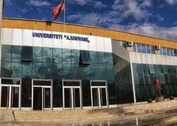 Arrestohet pedagogia e Elbasanit në Rinas, dyshohet se mori para për provime