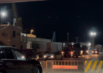 VIDEO/ Nën masa të rrepta sigurie, pas 9 orësh pritje, emigrantët e anijes “Libra” mbërrijnë në Gjadër