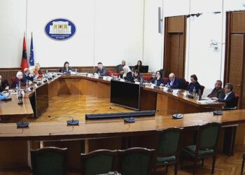 “Ky komision s’mbyllet pa ardhur Rama dhe Vilma Nushi”, opozita kërkon shtyrjen e “Sterilizimit”