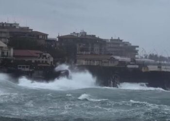 Stuhi, erëra të forta dhe rrufe, moti i keq përfshin Italinë, mbyllen shkollat dhe universitetet