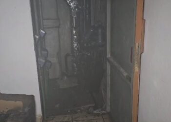 Korçë/ Zjarr në ambientet e brendshme të një pallati 8-katësh, banorët dalin nga shtëpitë në panik