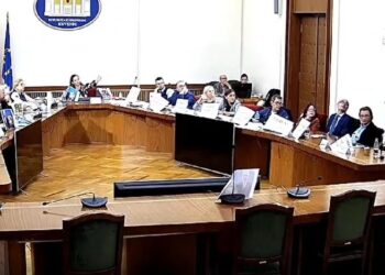 Prej dy ditësh e mbajnë pas derës, PD përplaset me Beqajn pas mesnate! Ç’ndodhi në Komision (VIDEO)