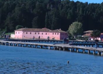 Turistë edhe në dimër, manastiri i Zvërnecit tërheq me dhjetëra vizitorë vendas e të huaj