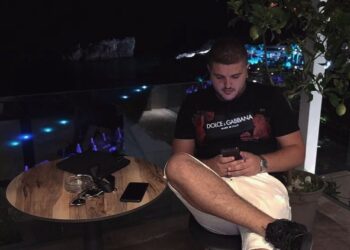 Vritet në atentat në Tiranë djali i ish-gjyqtarit, makina e autorëve gjendet e djegur në Farkë