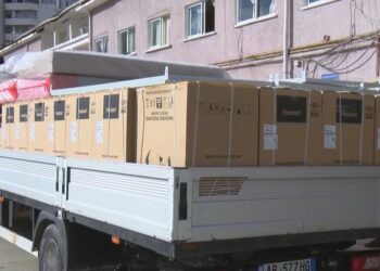 U dëmtuan nga përmbytjet, Bashkia e Vlorës shpërndan pajisje elektroshtëpiake
