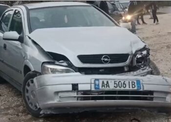 Aksident në Fier-Lushnje, makina del nga rruga dhe përplas dy mjete të parkuara