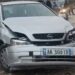 Aksident në Fier-Lushnje, makina del nga rruga dhe përplas dy mjete të parkuara