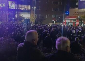 Mbështetësit e Berishës bllokojnë “Zogun e Zi”, policia devijon trafikun