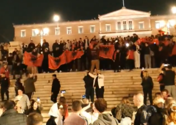 VIDEOLAJM / Shqiptarët festime në qendër të Athinës, e mbushin me flamuj kuqezi