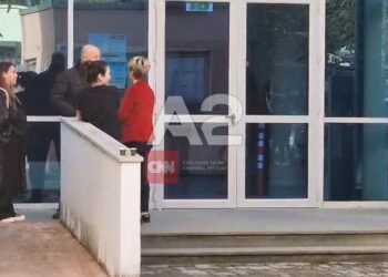 FOTOLAJM / Kryemadhi shkon në GJKKO, e shoqëruar nga vajza e saj