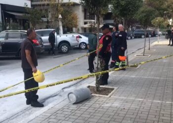 Bombola e gazit shpërthen dhe ‘fluturon’ nga taraca e pallatit në Gjirokastër