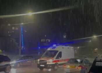 Nuk “shpëton” as Elbasani dhe Lushnja, reshjet e dendura përmbytin rrugët dhe garazhet