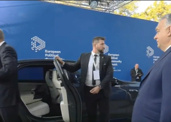 Momenti i sikletshëm/ Presidenti i Rumanisë i kthen shpinën Orbanit, nuk e njeh kur del nga makina (Video)