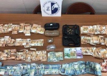 Të fshehura në makinë, kapet shqiptari me rreth 400 mijë euro CASH, i riu me precedentë të mëparshëm