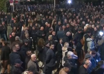 PD ua lë “betejën” pensionistëve, nis protesta para Kuvendit