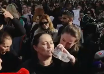 VIDEO / Tezes së Martin Canit i bie të fikët në protestën për vrasjen e 14-vjeçarit