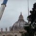 Vatikani nis përgatitjet për Krishtlindjet, vendoset pema në sheshin e Shën Pjetrit (VIDEO)