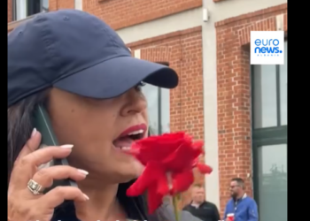 VIDEO / Qytetarja kërkon Ramën nëpër Selanik: Do t’i jap trëndafil gjigandit! Erdha që nga Athina…