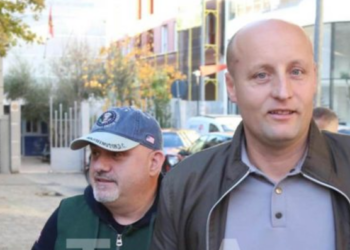 VIDEO / Artan Hoxha dhe Elton Qyno paraqiten në SPAK për t’u njohur me masën e sigurisë