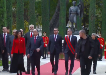 VIDEO / Rama krah Kurtit në ceremoninë e ngritjes së flamurit në Vlorë! Të pranishëm edhe Begaj e Spiropali