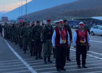 VIDEO/ Nga Kosova drejt Shqipërisë, veteranët e UÇK paradë simbolike në Morinë