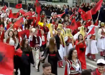 VIDEO / Parada për 112-vjetorin e Pavarësisë “kthen” në rrënjët e atdheut shqiptarët nga e gjithë bota