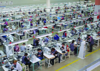 Qindra njësi prodhimi të mbyllura në dy vite/ Fasoneria redukton përfitimet për punonjësit, ulen ose hiqen bonuset