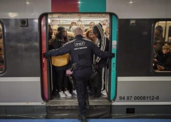 Njërit i hapet kafka, tjetrit i pritet dora, përleshje me sëpata në një tren