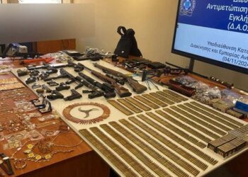 Emri/ Sekuestrohet arsenali i armëve në Greqi, mes të arrestuarve edhe një 25-vjeçare shqiptare