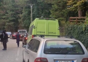 Kamioni bllokon rrugën, trafik i rënduar në Llogora pas mbylljes së tunelit