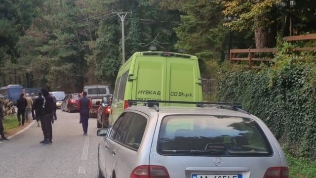 Kamioni bllokon rrugën, trafik i rënduar në Llogora pas mbylljes së tunelit