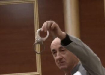 Nis me tensione seanca plenare/ Dashnor Sula tund prangat në Kuvend, Spiropali: E keni seriozisht që…
