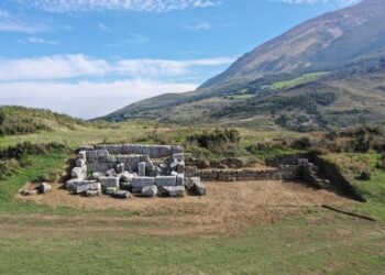 Gërmohen godinat antike përballë stadiumit të parkut arkeologjik të Amantias