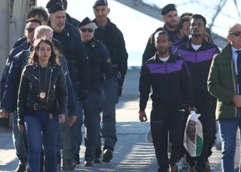 Me qese të duar dhe nën forca të rrepta sigurie, momenti kur 8 emigrantët zbresin nga anija “Libra”