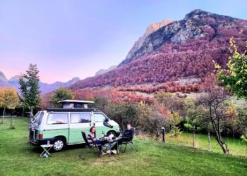 Turistët shijojnë natyrën dhe ushqimin në Bogë, çifti holandez: Të mahnitur nga bukuritë e zonës