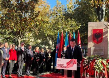 Tirana feston 80-vjetorin e Çlirimit, Veliaj: Sot ngrihemi mbi egoizmin, ndarjet dhe përplasjet e panevojshme